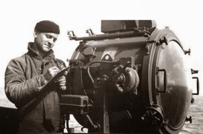 USN WW II DE Slater and a 24 inch searchlight.jpg