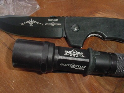 emerson-knife-cqc8-surefire_1_dc523c9a3f84679080f96f7a8095d574.jpg